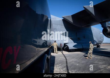 Les aviateurs de la U.S. Air Force déchargent le carburant du C-17 Globemaster III dans un camion à carburant à l'aérodrome de North Auxiliary, en Caroline du Sud, à l'appui de l'exercice de l'unité d'entraînement composite du corps des Marines des États-Unis, le 27 janvier 2022.L’exercice est une combinaison de multiples unités et commandements qui se préparent à mener des opérations militaires en mer, à projeter de l’énergie de combat à terre et à déployer la force de réponse à la crise de la nation.(É.-U.Photo de la Force aérienne par Diana Cossaboom) Banque D'Images