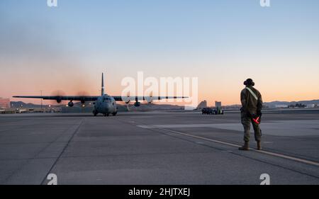 U.S. Air Force Airman First Class Jade Whited, chef d'équipage du 152nd Escadron de maintenance d'aéronefs, se prépare à faire la mise en place d'un avion C-130 Hercules du Nevada à la base de la Garde nationale aérienne du Nevada, Reno (Nevada), le 31 janvier 2022.Le C-130, piloté par le Maj. Alexander Rodriguez, commandant de l'escadron du génie civil 152nd et pilote de l'escadron de transport aérien 192nd, transportait des membres de la SCÉ 152nd à l'exercice du drapeau argenté à la base aérienne de Tyndall, en Floride.(É.-U.Photo de la Garde nationale aérienne par Airman First Class Thomas Cox) Banque D'Images