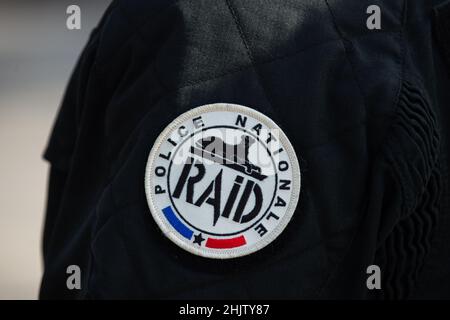 Marseille, France.31st janvier 2022.Logo de l'unité de police (RAID) "recherche, assistance, intervention, dissuasion" vu en gros plan sur la manche du policier lors d'une visite au futur quartier général régional de l'élite RAID à Marseille. Le RAID (recherche, assistance, intervention, dissuasion) est présent à Marseille avec une équipe d'une vingtaine d'hommes.Spécialistes des interventions difficiles, les officiers de police RAID sont l'élite de la police en France.En 2023, de nouveaux locaux plus spacieux et adaptés seront construits dans le port de Marseille.Crédit : SOPA Images Limited/Alamy Live News Banque D'Images