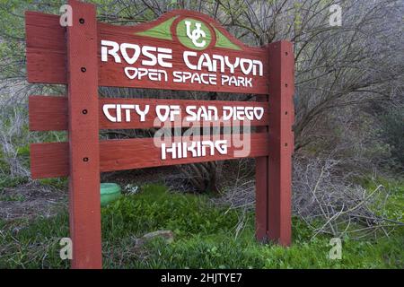 Table d'entrée du parc naturel à espace ouvert de Rose Canyon avec lettres blanches sur un panneau en bois rouge.San Diego Californie du Sud États-Unis randonnée urbaine Banque D'Images