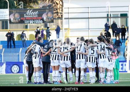 Lecco, Italie.30th janvier 2022.Italie, Lecco, jan 30 2022: Les joueurs et le personnel de Juventus s'incitent mutuellement dans le champ central à la fin du match de football FC INTER vs JUVENTUS, QF 1st LEG femmes Coppa Italia au stade de Lecco (photo de Fabrizio Andrea Bertani/Pacific Press) crédit: Pacific Press Media production Corp./Alay Live News Banque D'Images