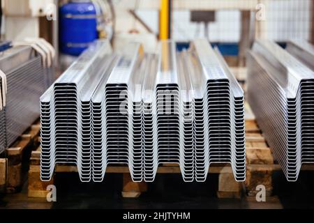 Pièces profilées en métal dans l'emballage, gros plan. Banque D'Images