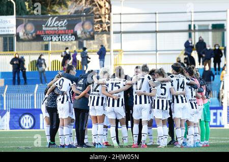 Lecco, Italie.30th janvier 2022.Italie, Lecco, jan 30 2022: Les joueurs et le personnel de Juventus s'incitent mutuellement dans le champ central à la fin du match de football FC INTER vs JUVENTUS, QF 1st LEG femmes Coppa Italia au stade de Lecco (Credit image: © Fabrizio Andrea Bertani/Pacific Press via ZUMA Press Wire) Banque D'Images