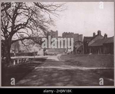 Château et village de Bamburgh. Northumberland (1913) Banque D'Images