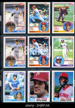 Une page à manches d'une collection de cartes de baseball Topps 1980s dont Pete Rose avec les Phillies de Philadelphie. Banque D'Images