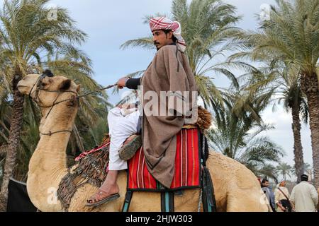 Gaza, Palestine.31st janvier 2022.Un bédouin se promette à dos de chameau dans la bande de Gaza, au centre de la ville d'Al-Zahra.La vie des Bédouins et des Badia à Gaza est caractérisée par un certain nombre de coutumes et de traditions fixes qui ne changent pas, ils y adhèrent plutôt et les enseignent à leurs enfants.Crédit : SOPA Images Limited/Alamy Live News Banque D'Images