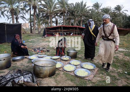 Gaza, Palestine.31st janvier 2022.Les Bédouins préparent de la nourriture pour leurs invités dans la bande de Gaza, au centre de la ville d'Al-Zahra.La vie des Bédouins et des Badia à Gaza est caractérisée par un certain nombre de coutumes et de traditions fixes qui ne changent pas, ils y adhèrent plutôt et les enseignent à leurs enfants.Crédit : SOPA Images Limited/Alamy Live News Banque D'Images