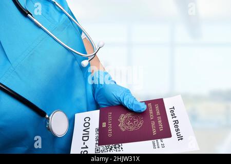 COVID-19 et concept de voyage, marque du test PCR du coronavirus dans le passeport touristique. Diagnostic du coronavirus à l'aéroport en raison d'un confinement. Entreprise et Banque D'Images