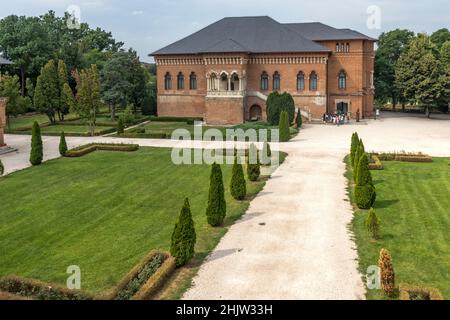 BUCAREST, ROUMANIE - 18 AOÛT 2021 : vue d'été du palais de Mogosoaia près de la ville de Bucarest, Roumanie Banque D'Images