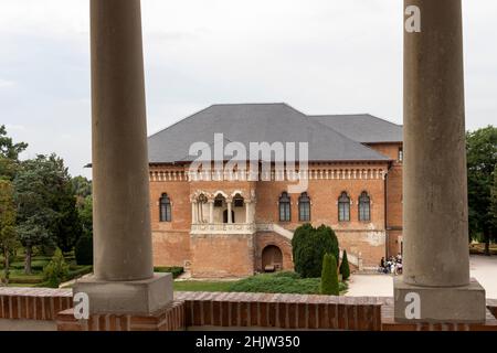 BUCAREST, ROUMANIE - 18 AOÛT 2021 : vue d'été du palais de Mogosoaia près de la ville de Bucarest, Roumanie Banque D'Images