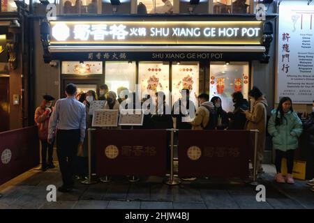 Londres, Royaume-Uni, 31st janvier 2022.Le client attend patiemment devant le restaurant Shu Xiang GE Hot Pot pour un dîner chinois de la Saint-Sylvestre.Une célébration à l'échelle réduite du nouvel an lunaire a eu lieu à Chinatown après l'annulation du défilé annuel pour la deuxième année consécutive en raison des problèmes de planification de la pandémie de Covid.Les visiteurs ont apprécié une danse du lion et un marché de nuit, avec des étals offrant de la nourriture de rue, des couplets chinois, des cadeaux et plus encore, à welcolme dans l'année du Tigre.Crédit : onzième heure Photographie/Alamy Live News Banque D'Images