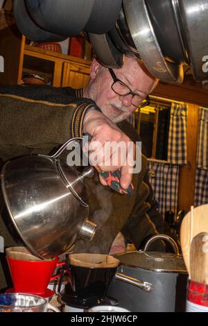 Homme versant de l'eau chaude dans le filtre pour le café.St Paul Minnesota MN États-Unis Banque D'Images