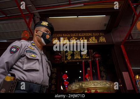 Makassar, Sulawesi du Sud, Indonésie.1st févr. 2022.Un membre de la police garde les célébrations du nouvel an chinois organisées par un certain nombre de résidents chinois au temple de Xian Ma, dans la ville de Makassar, en Indonésie.Même si c'est toujours pendant la pandémie de Covid-19, les célébrations du nouvel an chinois sont encore effectuées de manière simple.(Image de crédit : © Herwin Bahar/ZUMA Press Wire) Banque D'Images