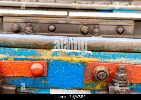 Les joints de rail isolés sont nécessaires pour déterminer la présence et la position d'un train aux fins de la commande de sécurité du système de signalisation, sélectif f Banque D'Images