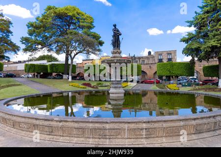 Morelia, Michoacan, Mexique, 20 septembre 2021 : fontaine de Las Tarascas dans le centre-ville historique de Morelia, l'une des principales attractions touristiques de la ville, à proximité de l'aqueduc et de la cathédrale de Morelia Banque D'Images