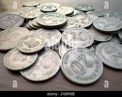 Ancienne pièce isolée sur une table en bois brun.Concept d'argent. Banque D'Images