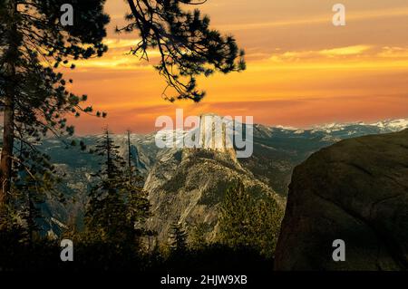 Demi-dôme de Glacier point avec un ciel de coucher de soleil orange dans le parc national de Yosemite. Banque D'Images