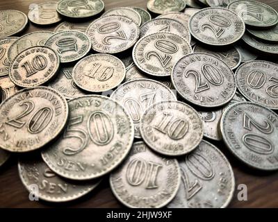 Ancienne pièce isolée sur une table en bois brun.Concept d'argent. Banque D'Images