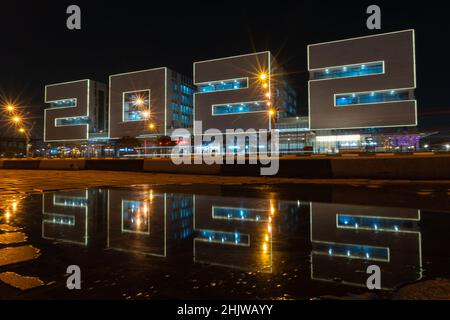 DOHA, QATAR - 31 JANVIER 2022 : vue de nuit du bâtiment 2022, situé dans la zone d'Aspire à Doha, Qatar, façonné avec les 2022 numéros construits pour Banque D'Images