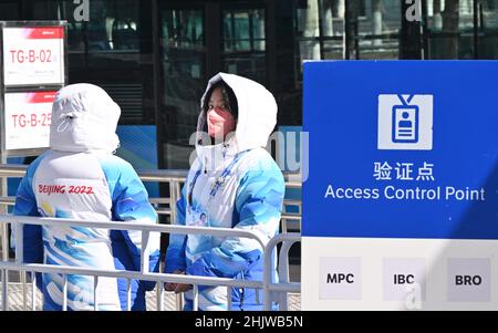 Pékin, Chine.01st févr. 2022.Les volontaires se tiennent à un point de contrôle au centre de presse.Les Jeux Olympiques d'hiver de Beijing auront lieu de 04 à 20.02.2022 dans des conditions strictes de Corona.Credit: Peter Kneffel/dpa/Alay Live News Banque D'Images