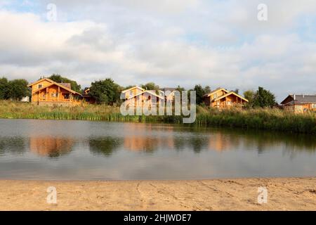 Les chalets en bois sur le lac dans la région de Yaroslavl, Russie Banque D'Images