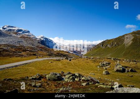 Vue aérienne sur les montagnes autour du col Julier à la fin de l'automne Banque D'Images