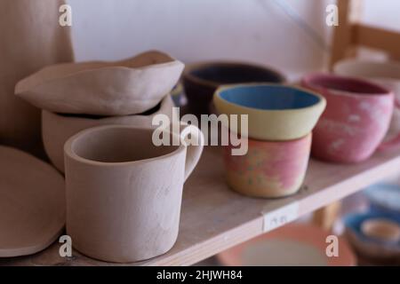 Videz la vaisselle faite à la main. Tasses en céramique sur l'étagère.Travail fait à la main. Banque D'Images