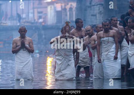 Katmandou, ne, Népal.1st févr. 2022.Les adeptes hindous népalais se rassemblent sur les rives de la rivière Bagmati, près du temple de Pashupatinath, lors du festival Narayan de Madhav, à Katmandou, au Népal, le 1 février 2022.(Image de crédit : © Aryan Dhimal/ZUMA Press Wire) Banque D'Images