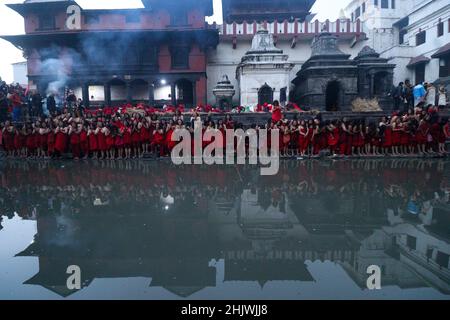 Katmandou, ne, Népal.1st févr. 2022.Les adeptes hindous népalais se rassemblent sur les rives de la rivière Bagmati, près du temple de Pashupatinath, lors du festival Narayan de Madhav, à Katmandou, au Népal, le 1 février 2022.(Image de crédit : © Aryan Dhimal/ZUMA Press Wire) Banque D'Images