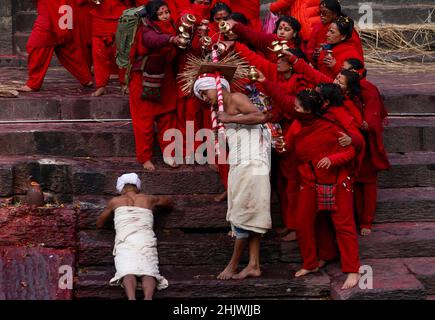 Katmandou, ne, Népal.1st févr. 2022.Les adeptes hindous népalais se rassemblent sur les rives de la rivière Bagmati, près du temple de Pashupatinath, lors du festival Narayan de Madhav, à Katmandou, au Népal, le 1 février 2022.(Image de crédit : © Aryan Dhimal/ZUMA Press Wire) Banque D'Images