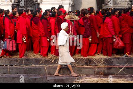 Katmandou, ne, Népal.1st févr. 2022.Les adeptes hindous népalais se rassemblent sur les rives de la rivière Bagmati, près du temple de Pashupatinath, lors du festival Narayan de Madhav, à Katmandou, au Népal, le 1 février 2022.(Image de crédit : © Aryan Dhimal/ZUMA Press Wire) Banque D'Images