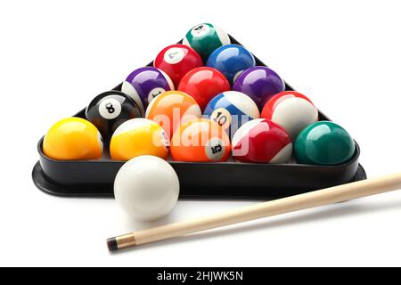 Boules de billard en triangle et repère sur fond blanc Banque D'Images