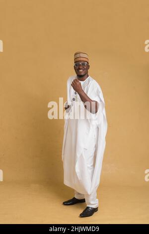 Une Babariga habillée traditionnellement Arewa Northern Business Man Fist Pump the Air Banque D'Images