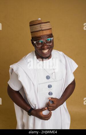 Un Babariga habillé traditionnellement Arewa Northern Business Man en lunettes riant et dans la joie Banque D'Images