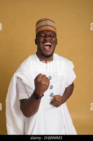 Une Babariga habillée traditionnellement Arewa Northern Business Man jubilant en gros plan Banque D'Images