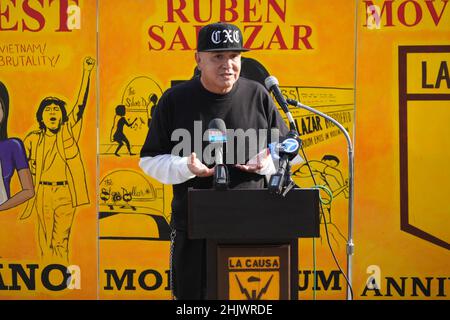 Dennis Flores prend la parole lors d'une conférence de presse sur le moratoire de Chicano à Belvedere Park, le lundi 31 janvier 2022, pour souligner le 51e anniversaire de la fusillade du département du shérif du comté de Los Angeles contre des manifestants à Whittier Blvd. Et Arizona Ave. le 31 janvier 1971. Banque D'Images