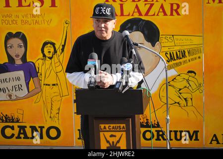 Dennis Flores prend la parole lors d'une conférence de presse sur le moratoire de Chicano à Belvedere Park, le lundi 31 janvier 2022, pour souligner le 51e anniversaire de la fusillade du département du shérif du comté de Los Angeles contre des manifestants à Whittier Blvd. Et Arizona Ave. le 31 janvier 1971. Banque D'Images