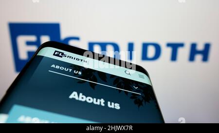 Smartphone avec le site Web de l'ingénierie danoise FLSmidth Co. COMME sur l'écran devant le logo de l'entreprise.Faites la mise au point dans le coin supérieur gauche de l'écran du téléphone. Banque D'Images