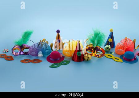 Fond d'anniversaire ou de carnaval avec articles de fête sur fond bleu Banque D'Images