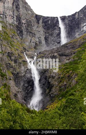 Cascade de Mardalsfossen dans la municipalité de Molde, dans le comté de Møre og Romsdal, en Norvège Banque D'Images