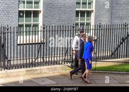 La première ministre britannique Theresa May quitte le 10 Downing Street le dernier jour de son mandat avec son mari, marchant, Westminster, Londres Banque D'Images