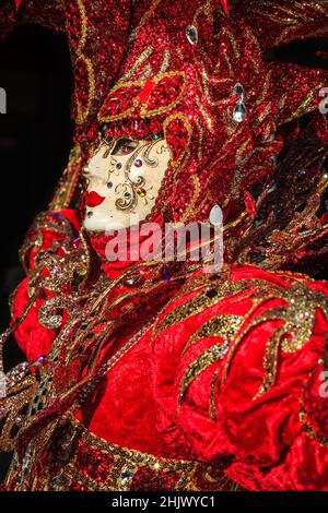 Femme en rouge coloré costume historique robe robe et masque fantaisie, gros plan, carnaval de Venise, Carnevale di Venezia, Italie Banque D'Images