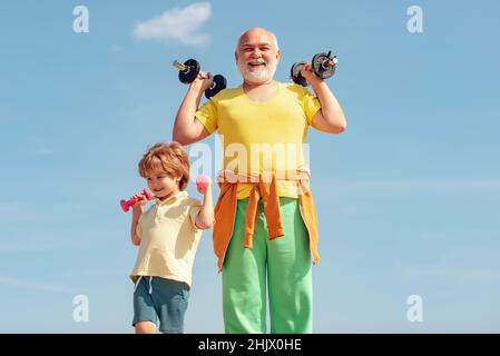 Grand-père et fils faisant des exercices.Famille active Profitez du sport et de la forme physique.Le père et le fils construisent des biceps et des triceps.Entraînement d'homme senior dans Banque D'Images