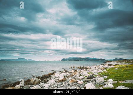 Îles d'Alesund, Norvège. Vue sur l'île de Giske et Ellingsoy ou l'île d'Ellingsoy en été. Municipalité de More og Romsdal Comté, Norvège Banque D'Images