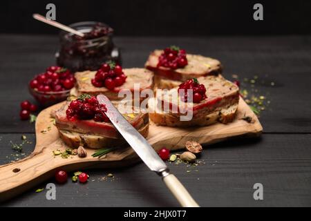 Terrine française traditionnelle en tranches recouverte de bacon sur fond de bois sombre Banque D'Images