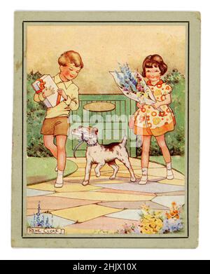 Original charmant vintage des années 1920 invite, deux enfants marchant jusqu'à un chemin de jardin la jeune fille tient un bouquet de fleurs et le garçon et le chien un cadeau., mode typique pour l'époque, la fille a une coupe de cheveux bobbed. Le chien est un Jack Russell. Banque D'Images