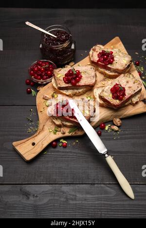 Terrine française traditionnelle en tranches recouverte de bacon sur fond de bois sombre Banque D'Images