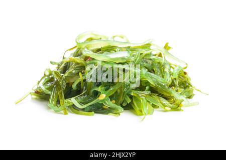 Wakame vert.Salade d'algues isolée sur fond blanc. Banque D'Images