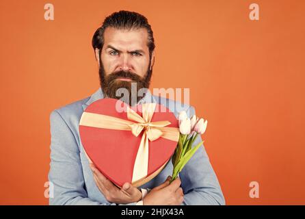 Votre commande est prête. Jour de mariage. Bonne Saint Valentin. Marié mariée avec bouquet et boîte. hipster man tient des fleurs de tulipe. Cadeau d'amour pour une date romantique Banque D'Images