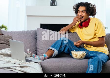 Jeune garçon travaillant détendu sur son ordinateur de la maison.Adolescent choisissant les arts numériques et nft en ligne Banque D'Images